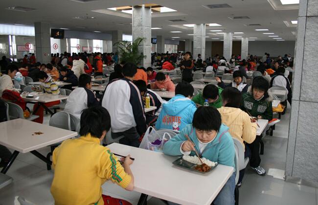 回顧多起學(xué)生打砸學(xué)校食堂事件,校園還有多少黑心食堂